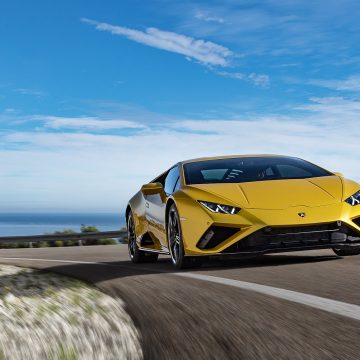 Alexa viaggia in Lamborghini