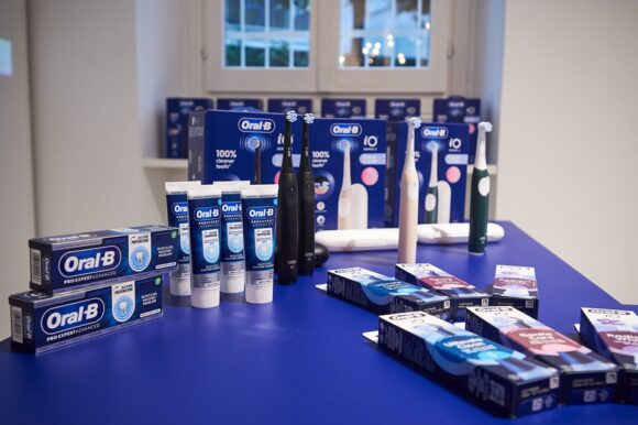 Da Oral-B il nuovo spazzolino per “passare all’elettrico”