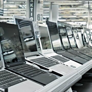 Canalys: mercato PC a +9% nel Q1 2025, ma attenti ai dazi USA