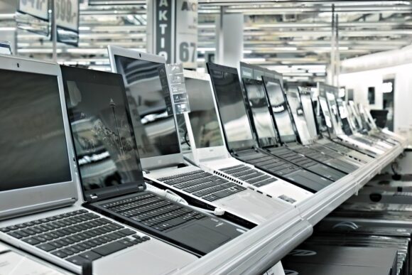 Canalys: mercato PC a +9% nel Q1 2025, ma attenti ai dazi USA