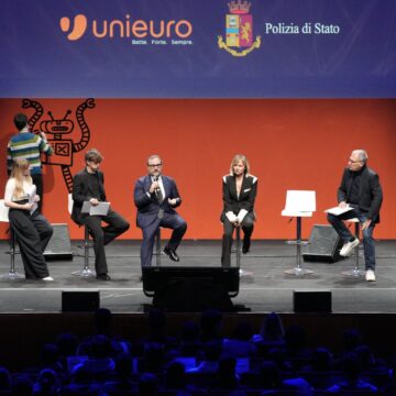 Unieuro celebra i 10anni di #cuoriconnessi Unieuro celebra i 10anni di #cuoriconnessi