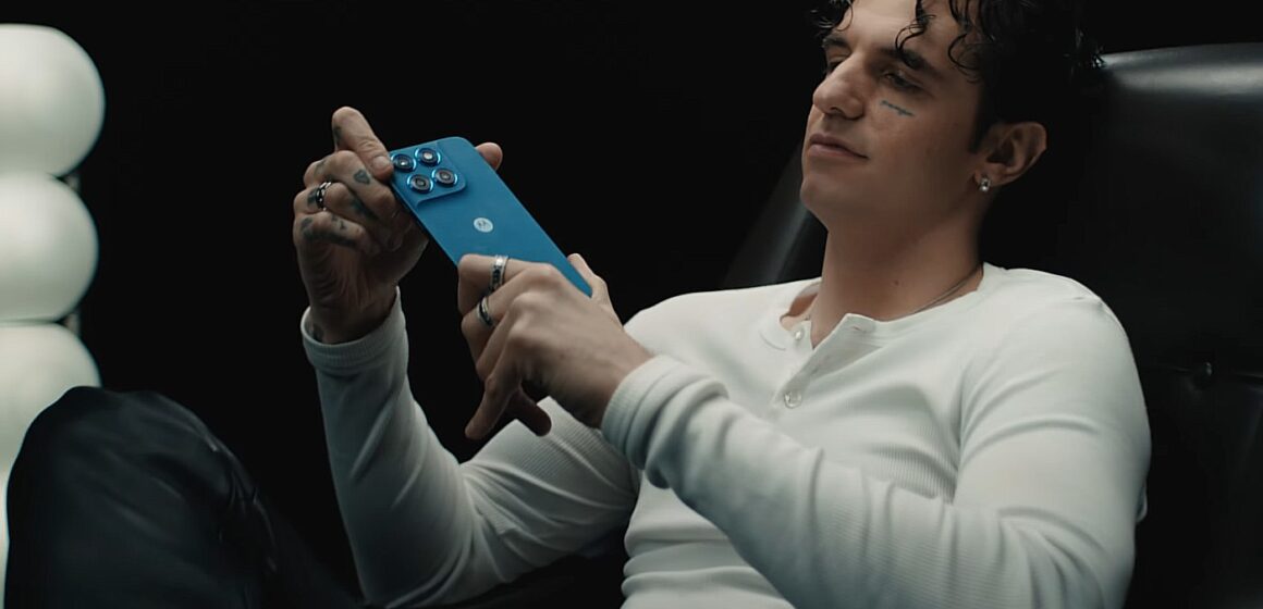 motorola achille lauro Motorola: nuova campagna con Achille Lauro: “Il finale? Lo scegli tu”