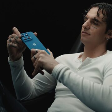 Motorola: nuova campagna con Achille Lauro: “Il finale? Lo scegli tu”