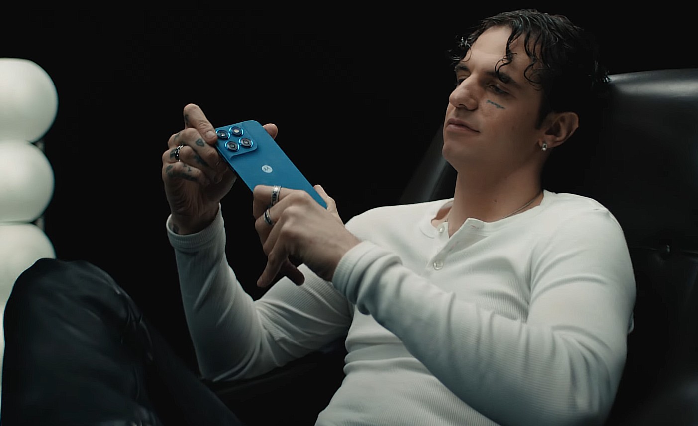 Motorola: nuova campagna con Achille Lauro: “Il finale? Lo scegli tu”